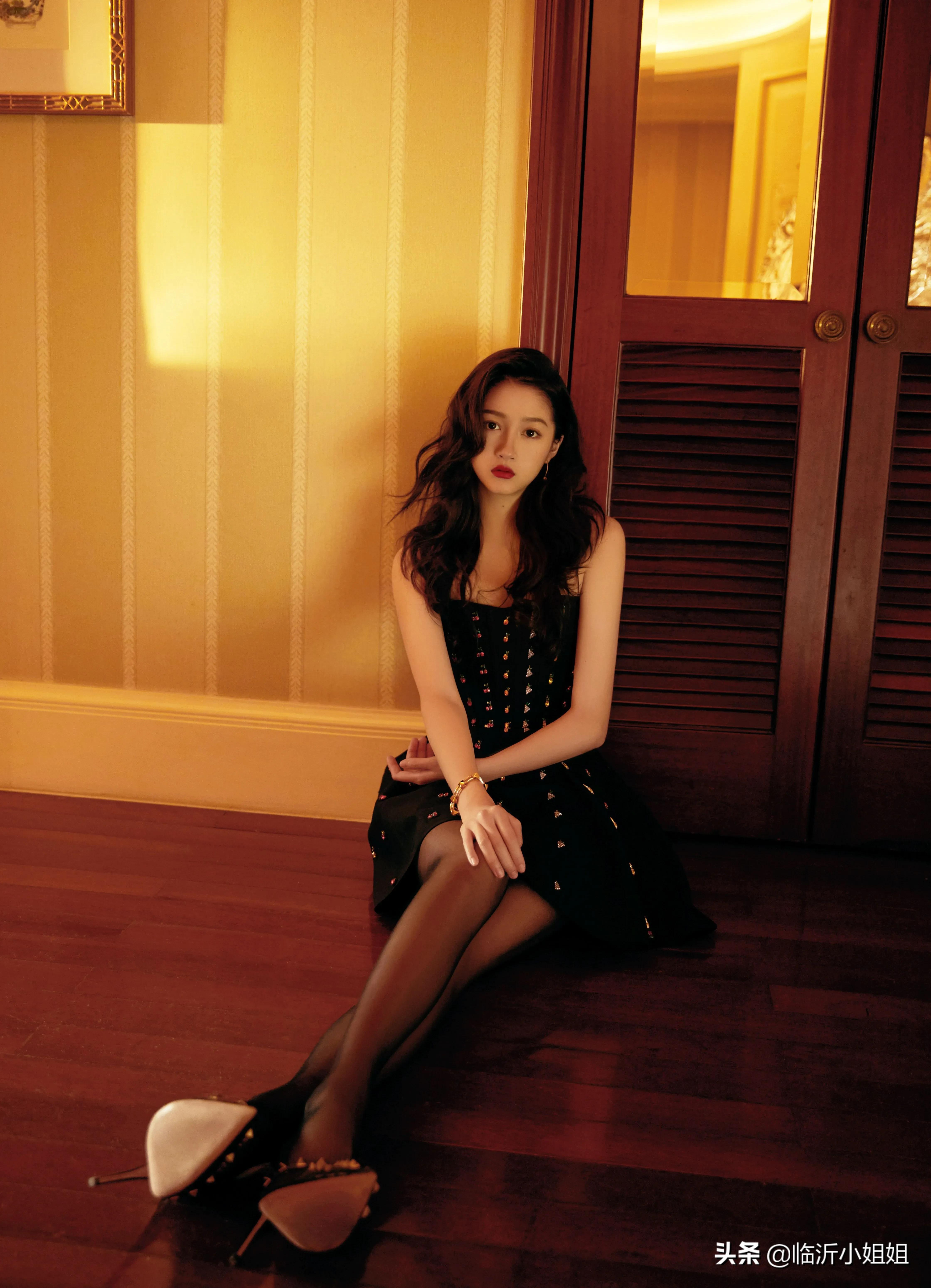 关晓彤,国民闺女的美誉,性感妩媚的华美转身,美腿太好看了