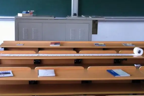 清华教室的实拍图，揭露与普通学校区别，但却被批评“没素质”