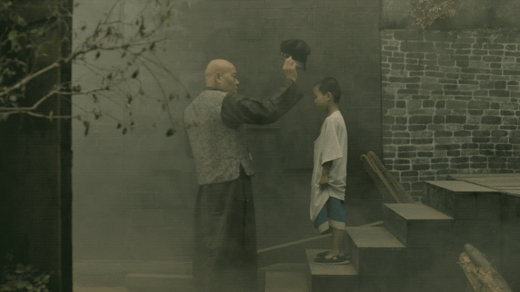 自称“野路子”出身，他却拍出口碑异常火爆的神片