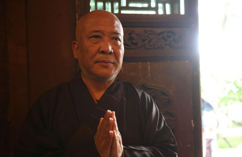 2011年，53岁画家杨彦娶21岁非洲学生，老来得子后为何剃度出家？