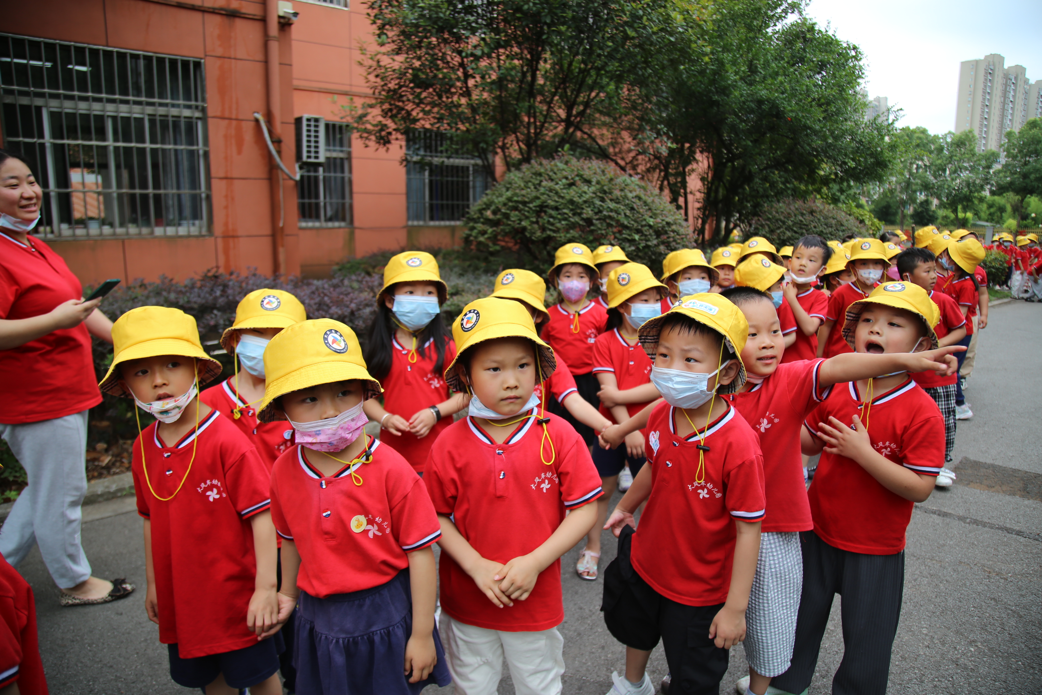 幼儿园孩子进东方红小学 体验小学生活