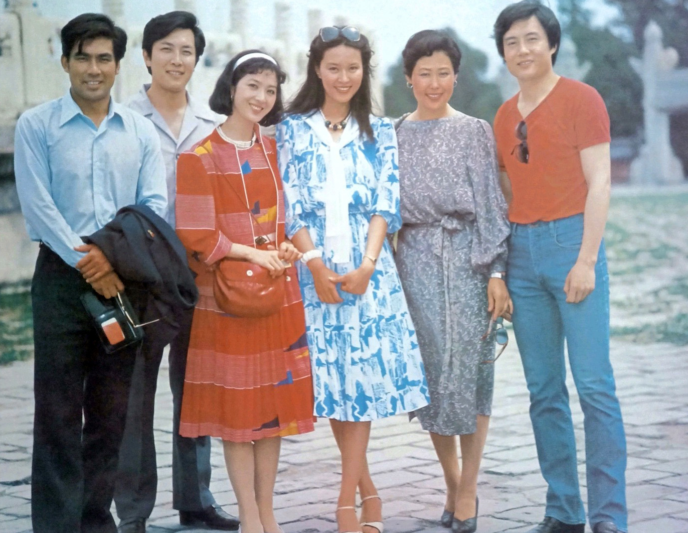 出国洗碗、扫厕所，被父亲告上法庭，王伯昭到底经历了什么？