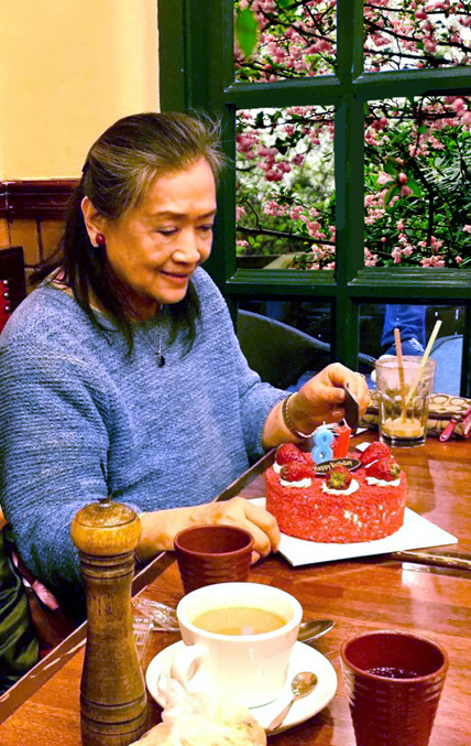 "歌唱家"朱逢博:丈夫死后不愿下葬遗体,痴情守候骨灰14年