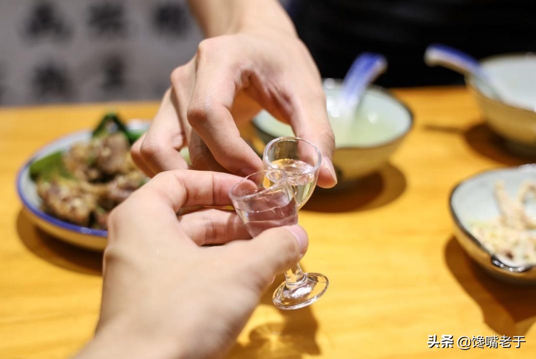 酒桌上請客,山東人都用什麼酒?茅臺並非首選,這8種酒很受歡迎