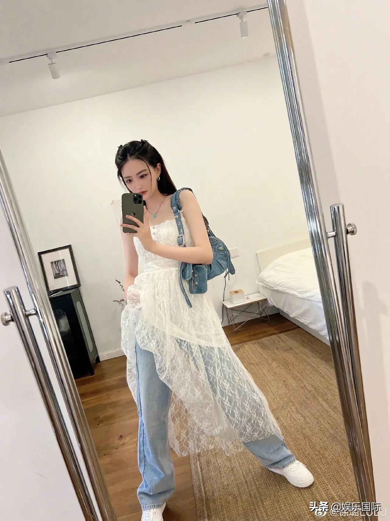 徐璐蕾丝白裙配牛仔裤超个性