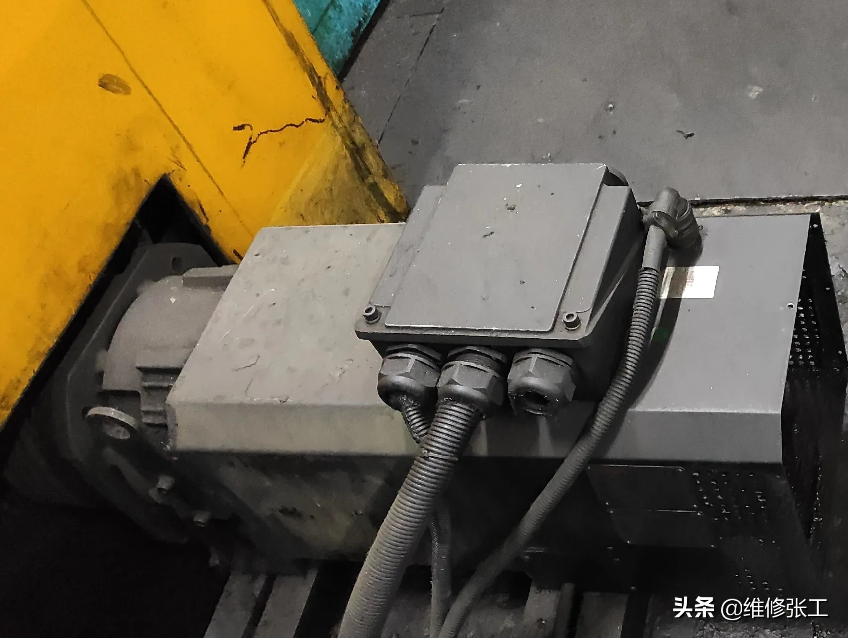 鬼使神差，居然发现一台牵引电机温升特高达到125-130度左右，机身几乎冒烟了