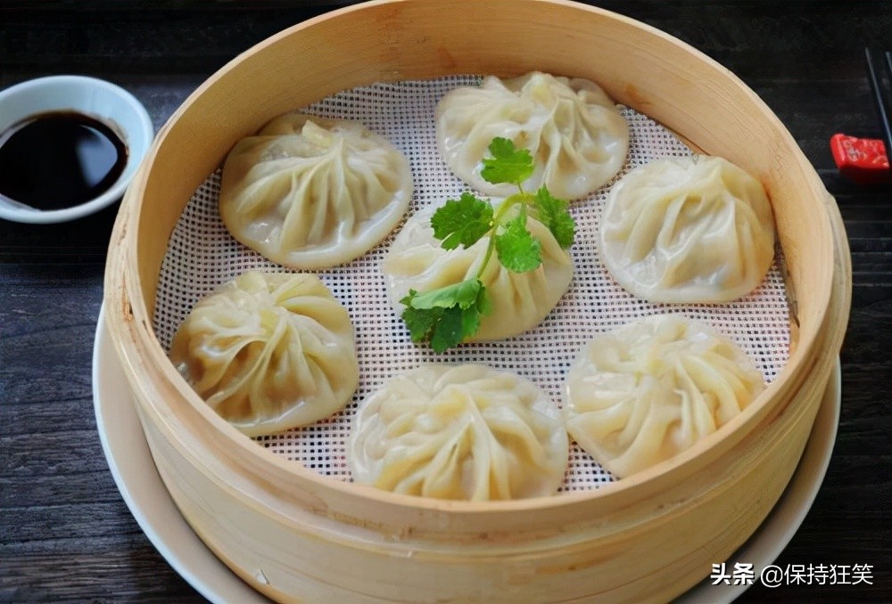 肉嫩,汁多,味鲜,形美著称,是上海深受国内外顾客喜爱的传统风味小吃之