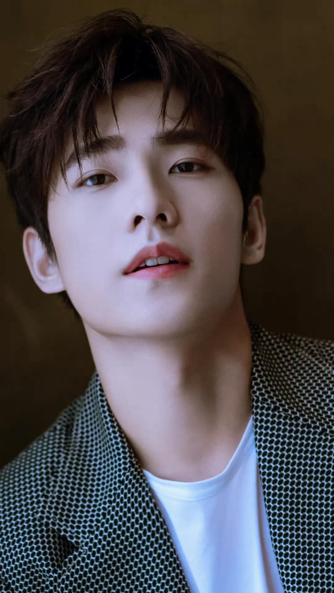 杨洋杨洋 西装侧颜杀