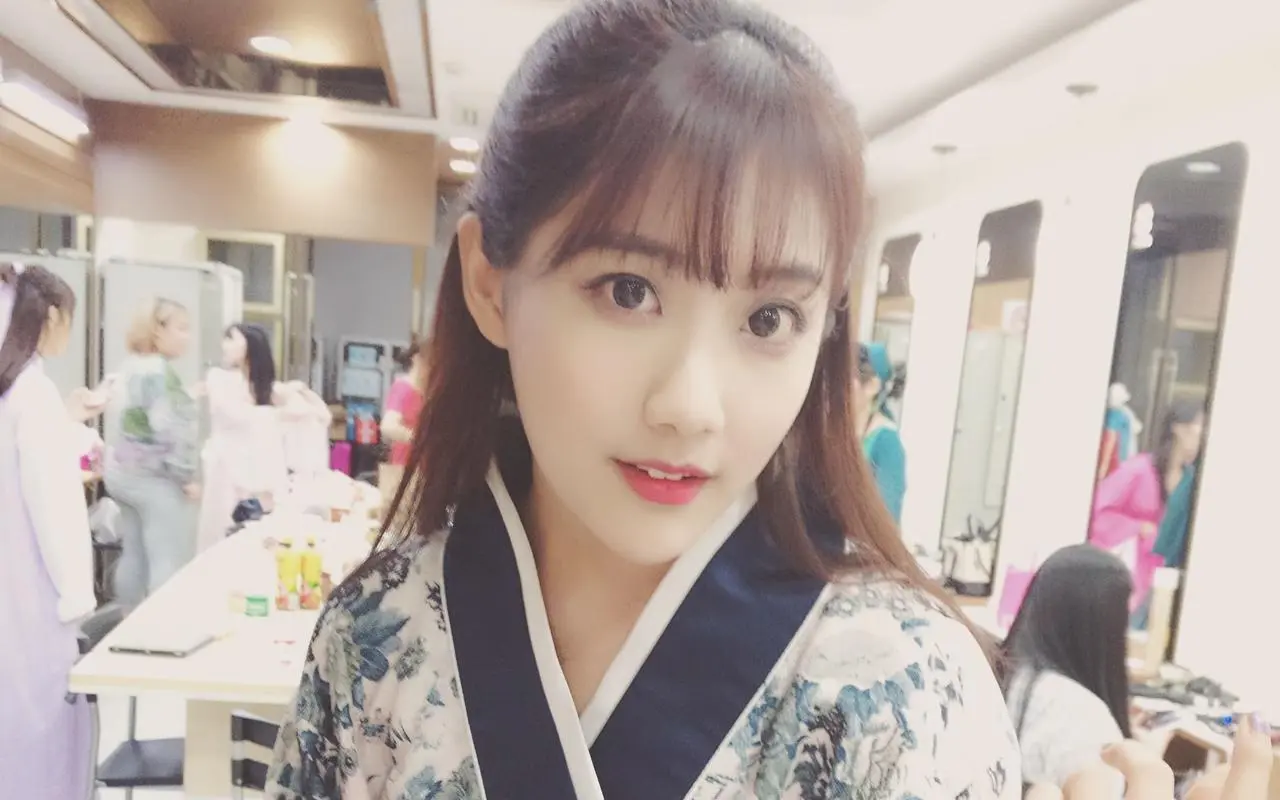 李艺彤清新甜蜜，灵动又亲切，明艳不可方物，尽显少女活力