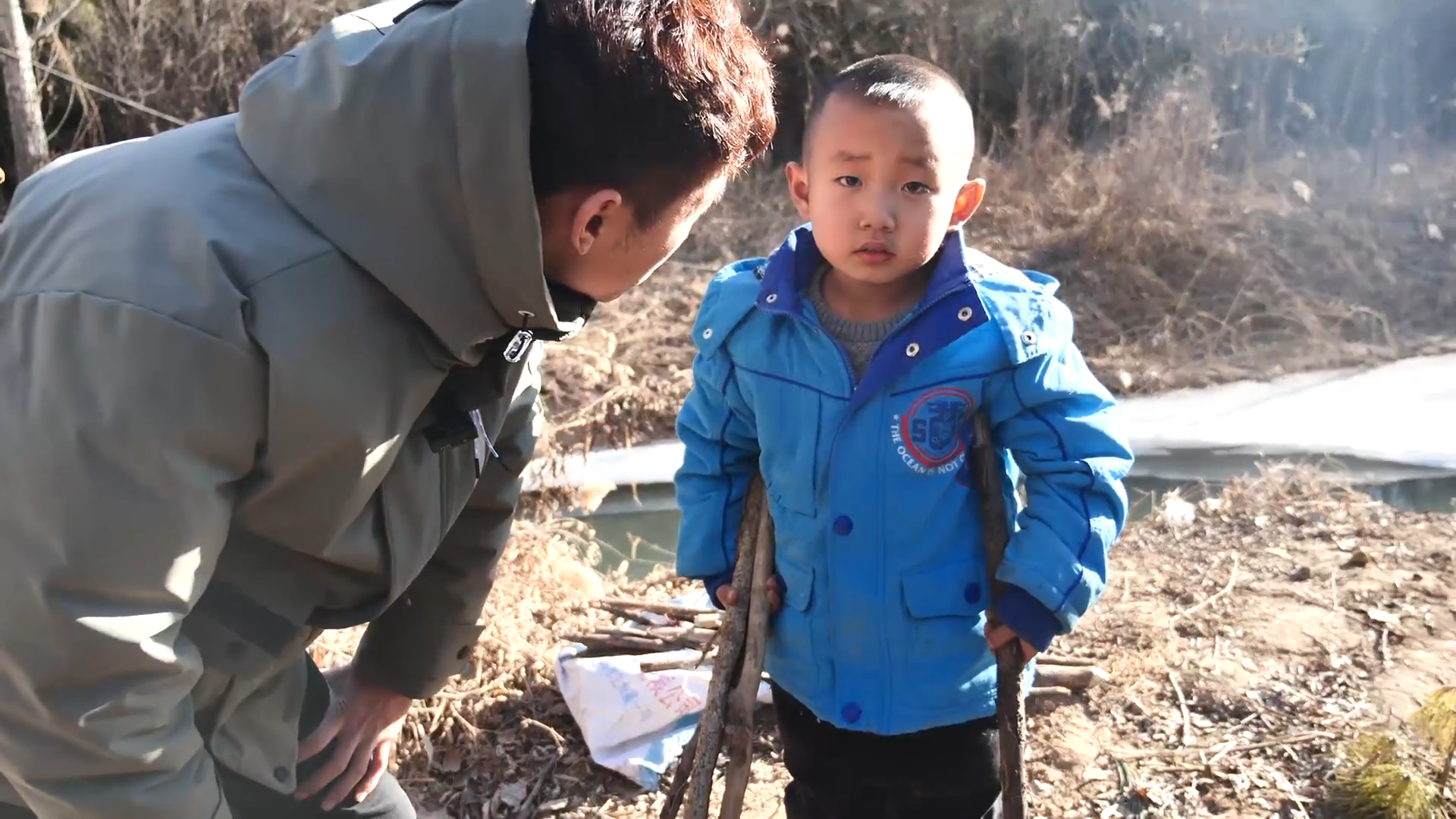 “我妈走了，我爸坐牢了”！7岁男孩憋着不哭，梦想成为消防员