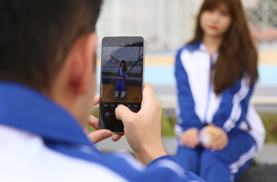 从单人到合影，怎么用手机拍出难忘毕业照？规避这些雷区很重要