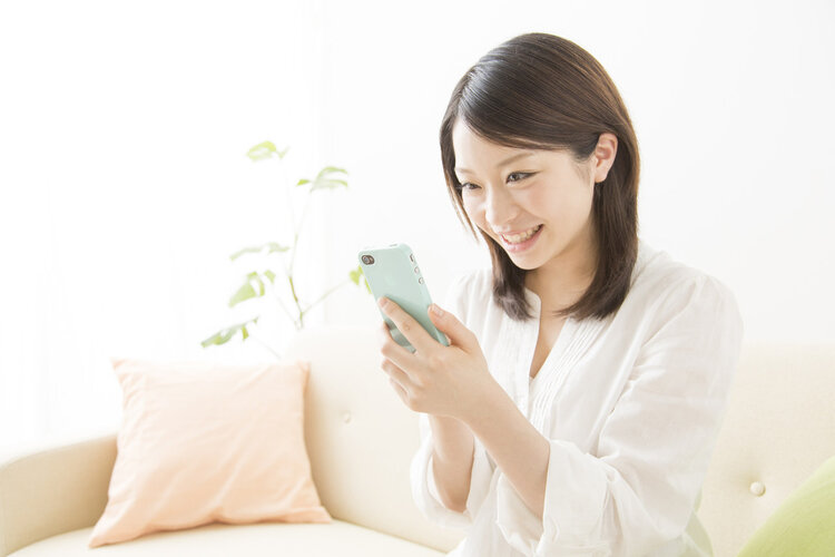 总喜欢在睡前关灯玩手机的人，不用多久，就会“落下”6个毛病