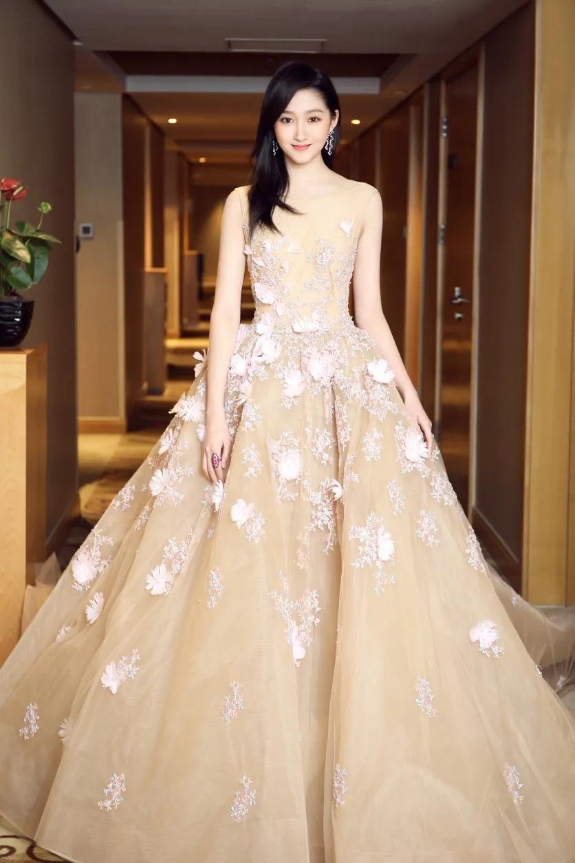 关晓彤足够美颜值一流