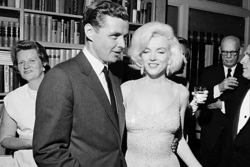 1962年，梦露在家里赤身裸体暴死，相关人员回忆说和肯尼迪太近了。