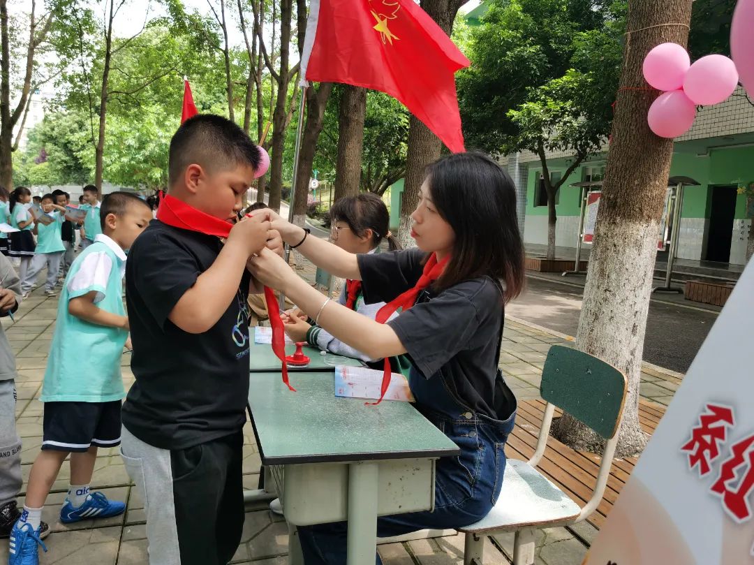 四川天府新区永兴小学一年级的孩子们在香樟林开展入队闯关活动
