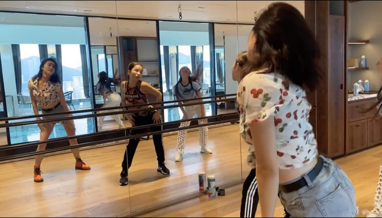 因“丑女”走红的李欣汝，得罪张艺谋后退圈，如今生活怎么样？