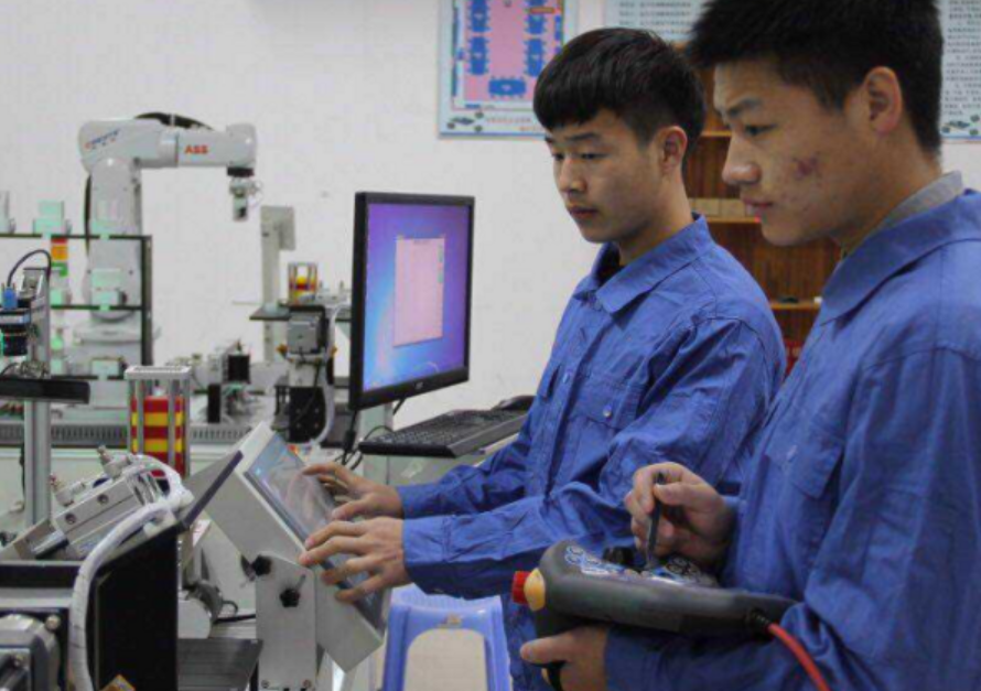 毕业后才明白，不适合考公务员的专业，大学生想进“体制内”很难