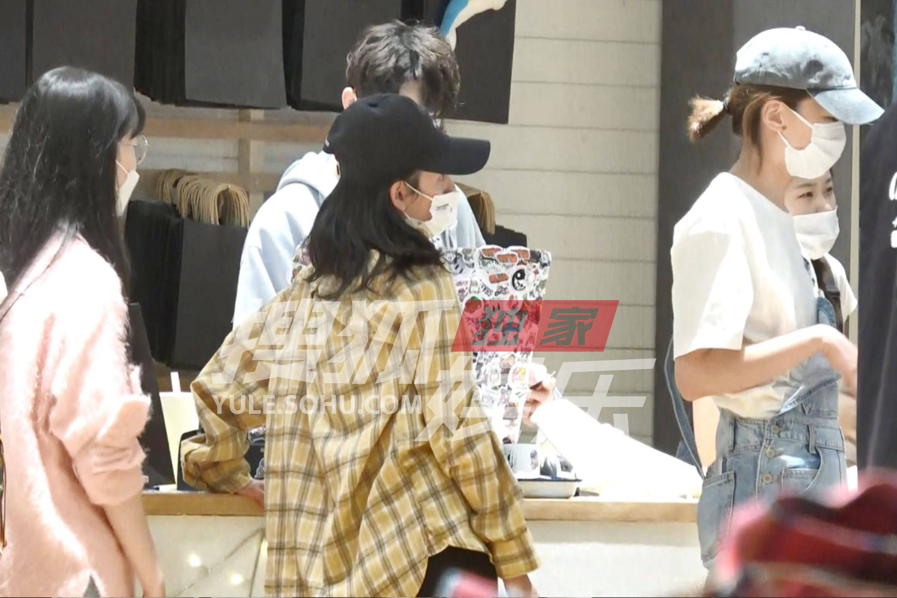 女明星钟爱？宋祖儿三里屯服装店扫货 杨幂也曾现身于此