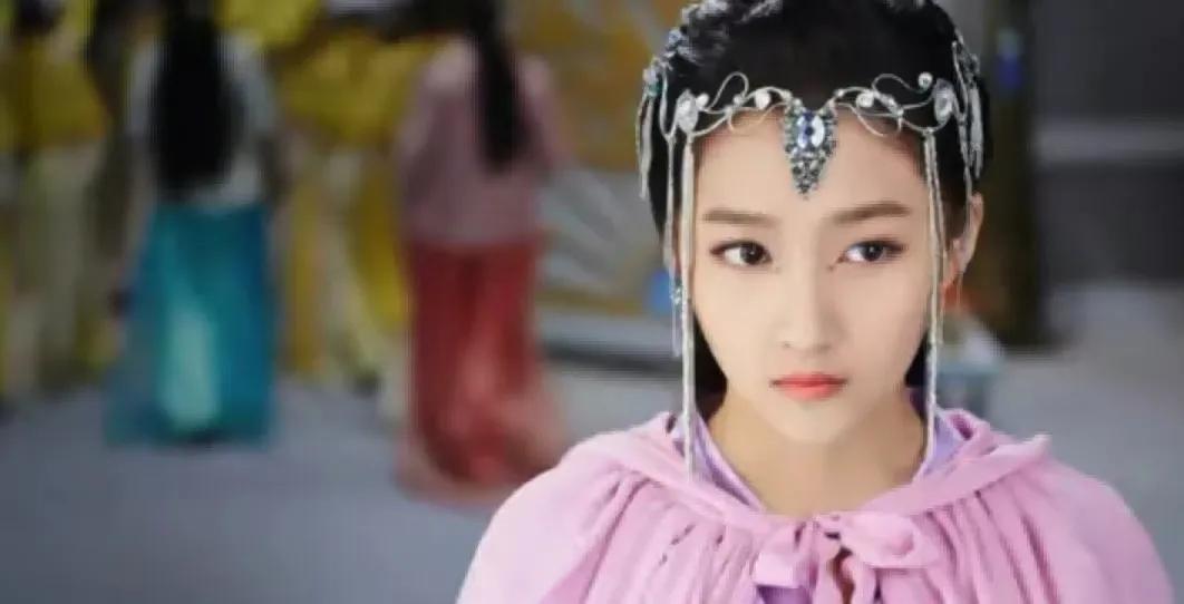 额饰别瞎戴，有人倾国倾城，有人扭捏做作，这6位造型谁最入你眼