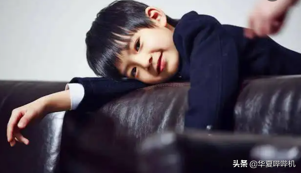 老潘为儿子卡点站台，父子10年未见面，是谁挡在了亲情的面前？