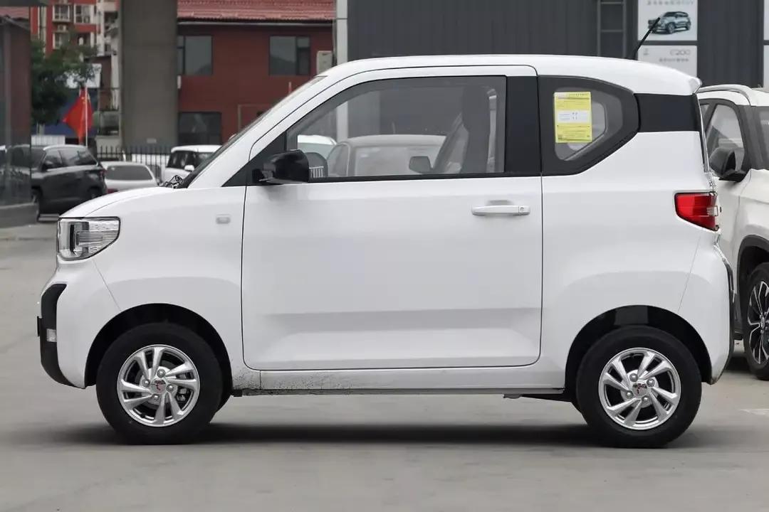 五菱宏光MINI EV马卡龙版和GB款齐上阵，续航升级300km，你选哪款