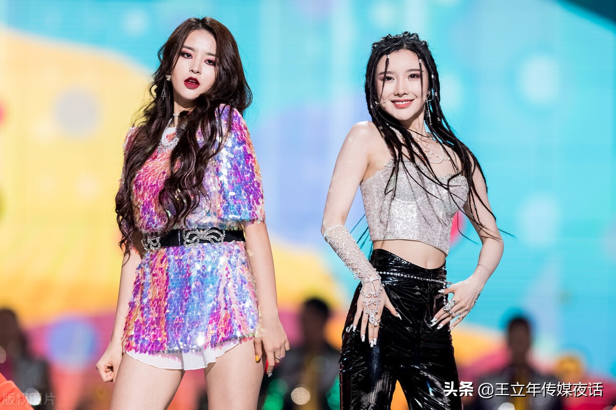 金子涵戴燕妮同框天猫晚会舞台：酷飒风的黄金搭档
