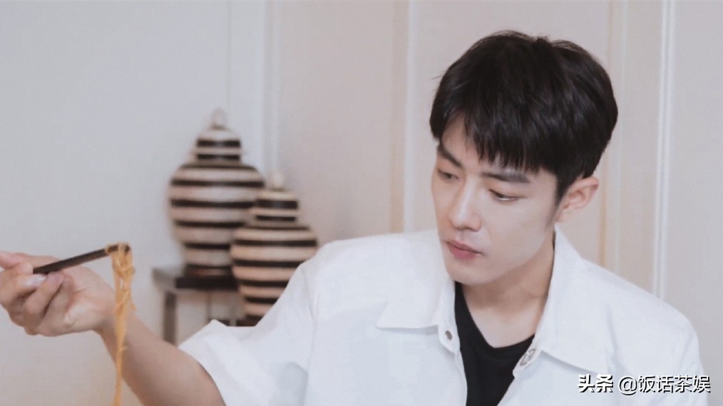 肖战生产“城食记录”的背后的故事,看着欢乐却让人心疼不已