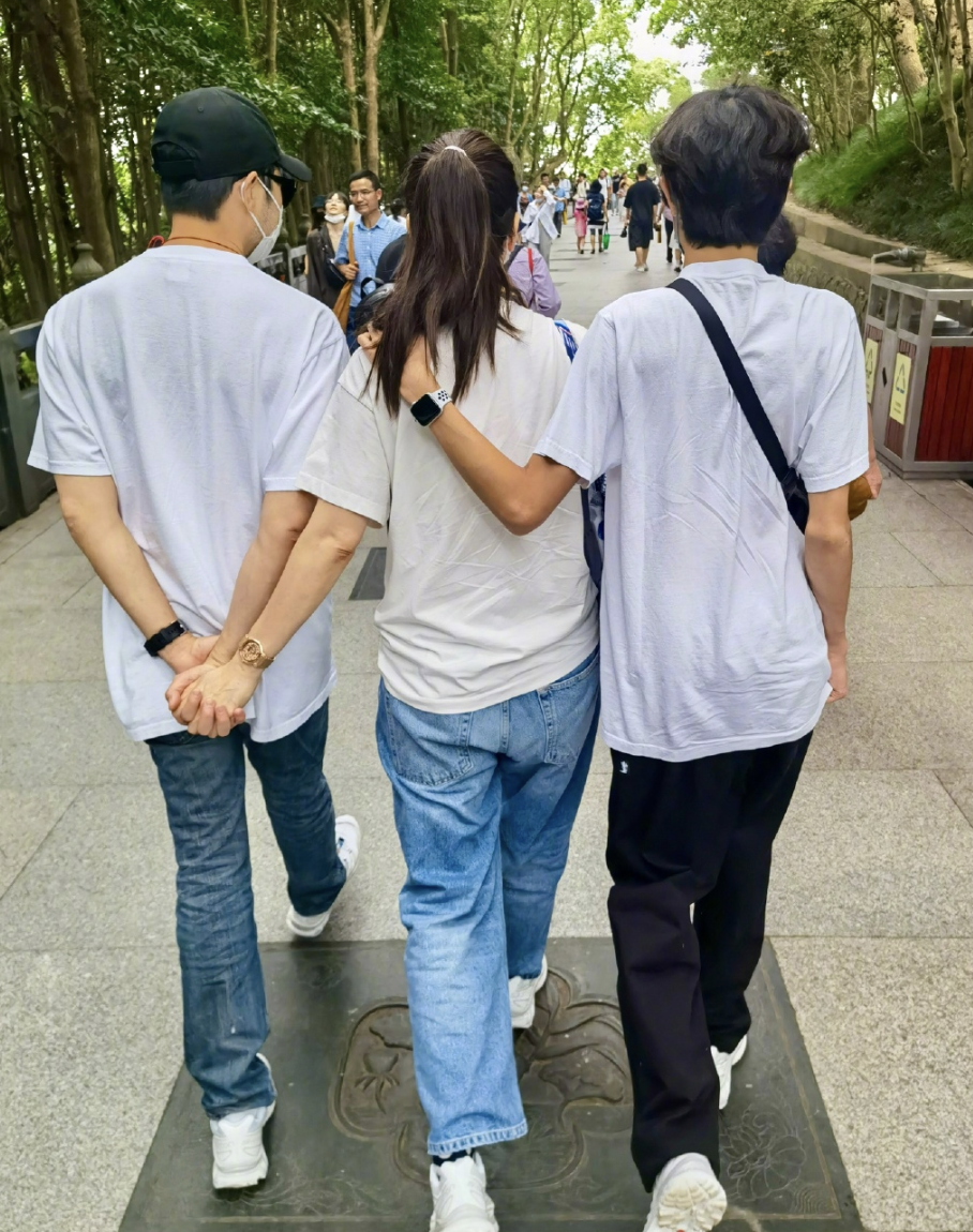 袁咏仪春节返港与儿子团聚，从背后抱魔童超有爱，母子同框像姐弟