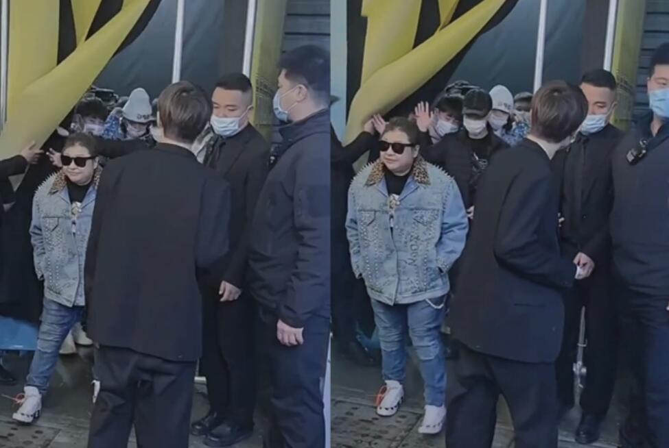 韓紅瘦了秒變時髦精 穿鉚釘牛仔外套亮相 霸氣時尚誰也比不過 天天看點