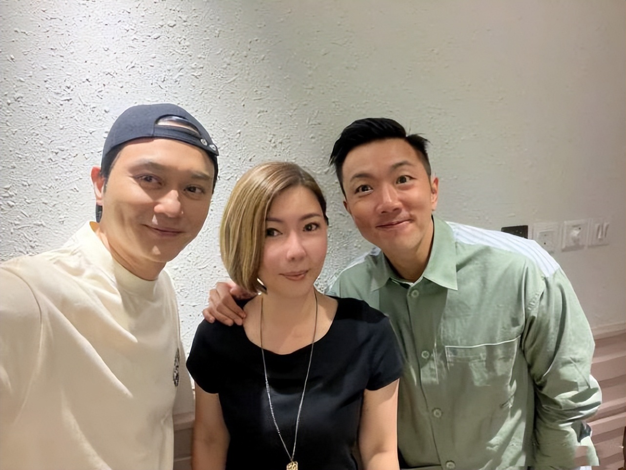 张智霖夫妇浪漫约会，结婚21年甜蜜如初，50岁袁咏仪自信秀全素颜