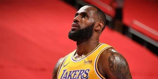 nba为什么不能人球分过(NBA单场60 有多难，强如詹姆斯只有1次，历史上有几人能做到)