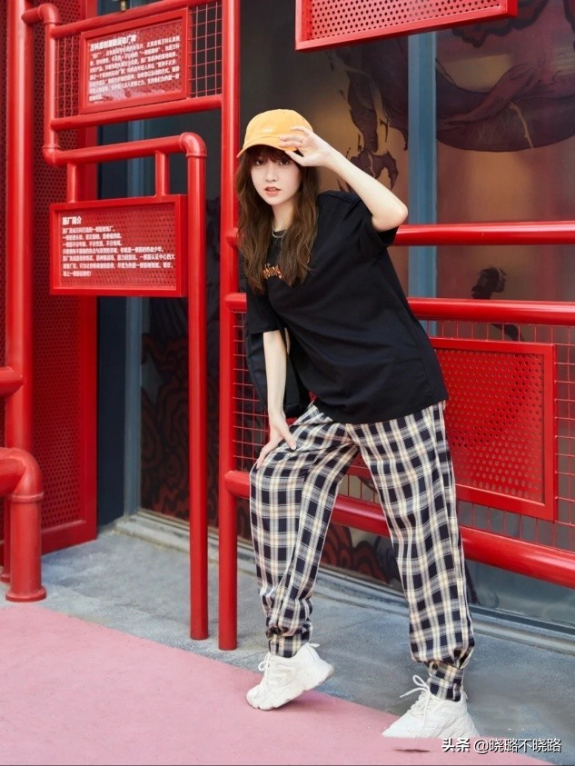 杨幂又带火了一种穿法叫：“T恤＋方块裤”，时髦显瘦还不易撞衫
