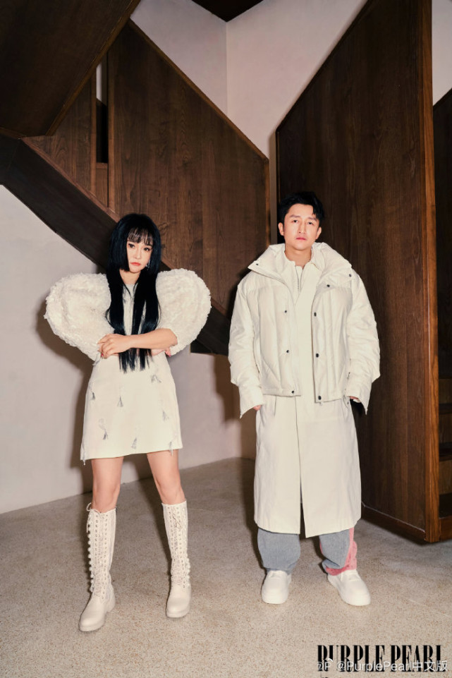 邹市明冉莹颖拍全家福写真，三个儿子暴风长大，轩轩体格赶超爸爸