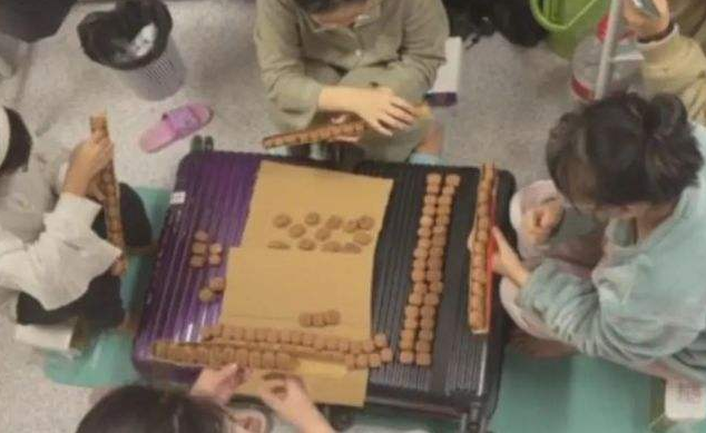 西安高校疫情封校，学生“大显神通”自制麻将，网友：幺鸡很社会