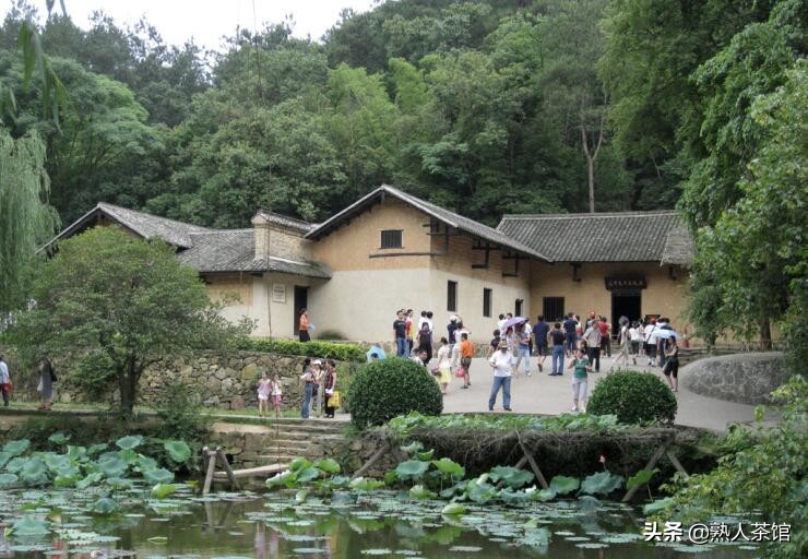 韶山毛主席故居另一边盖茅草顶、和主席家共用堂屋的邻居是谁？