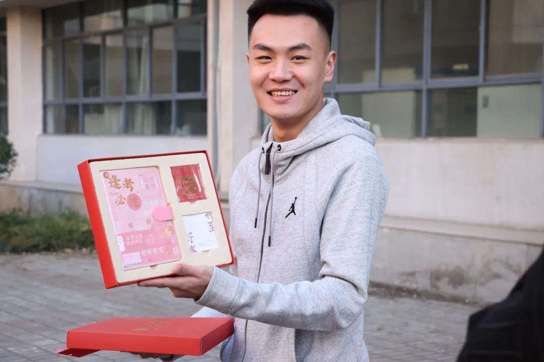 郑州大学土木工程学院如意盲盒暖心送，蟾宫折桂“柿”必“橙”