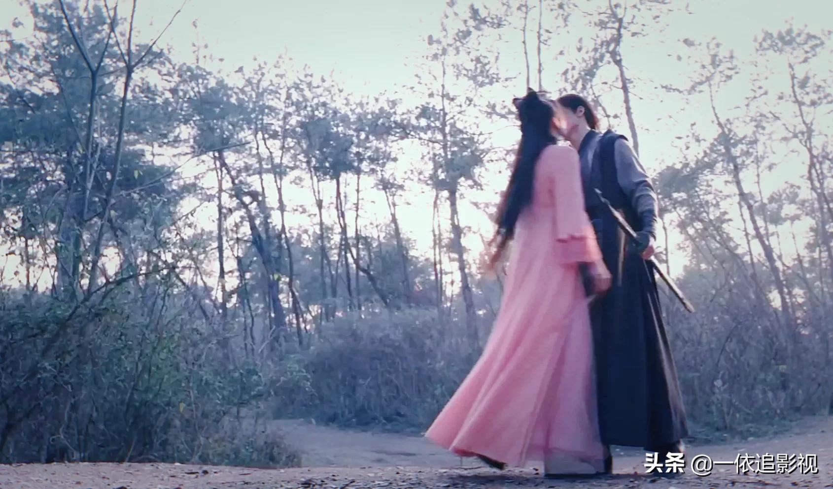 说英雄谁是英雄：王小石温柔帽檐贴贴好甜，杨超越温柔kswl吧？