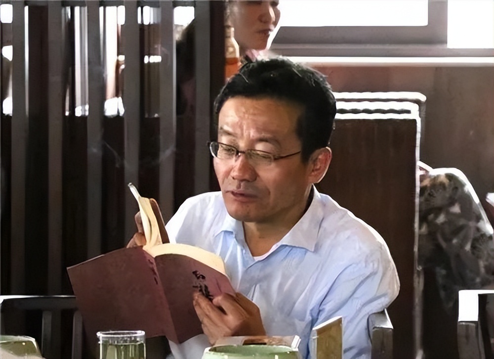 复旦教授上课香烟从不离手，儿子上普通大学，注重青少年精神培养