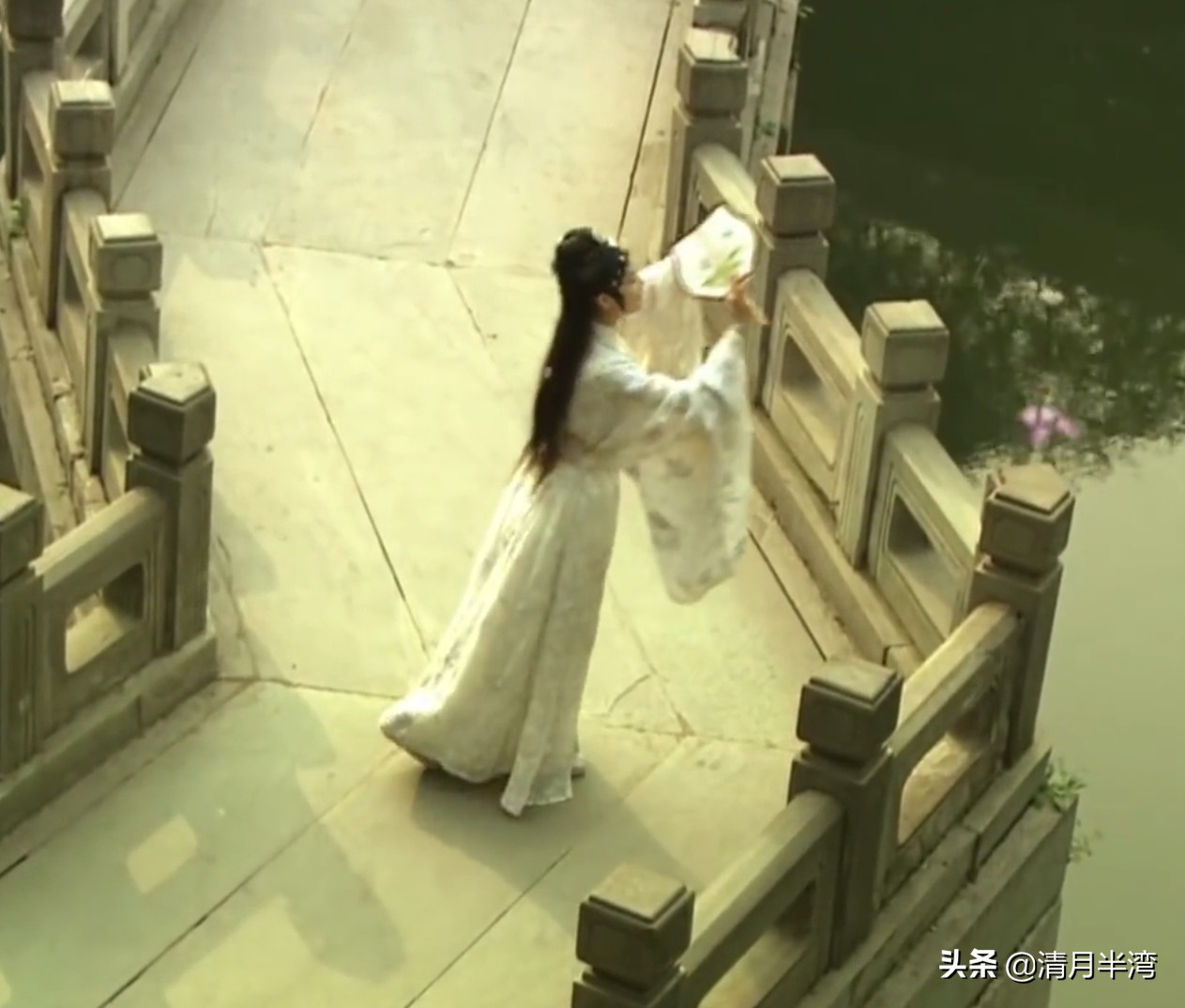 同样是演“宝钗扑蝶”，张莉灵气四溢美如画，李沁木头桩子干扑腾