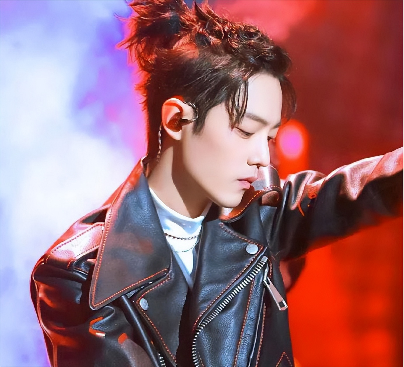 同样是扎小辫,把任嘉伦王一博肖战蔡徐坤等放一起,差别就出来了