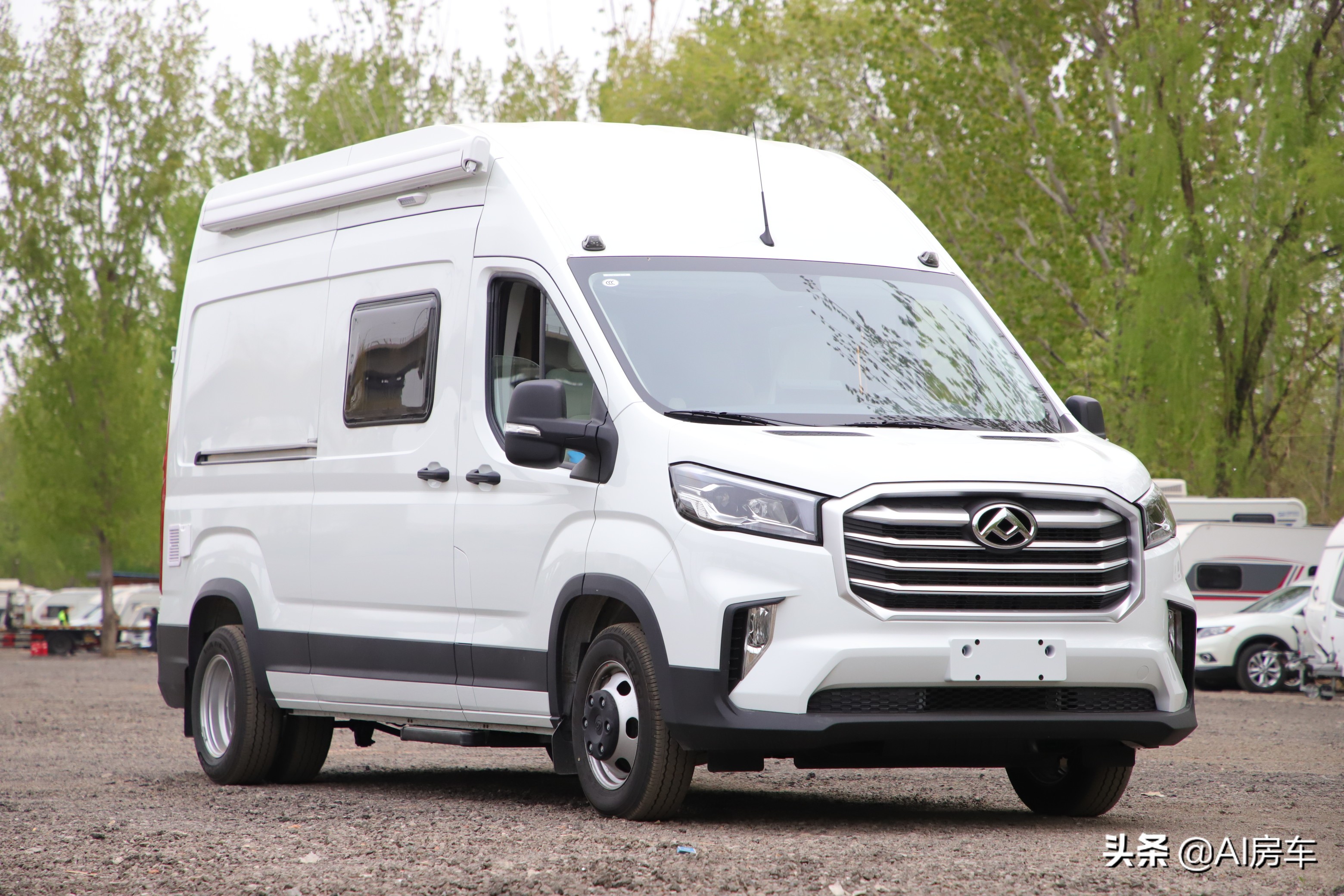 大通2.0t自动挡货车改房车,月薪7000也能玩!开着实用还能吃住