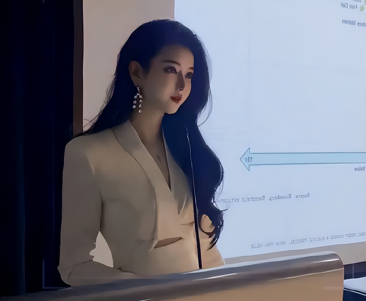 上海一大学女教师走红，眉眼精致身材好，却有种“仿生AI”的感觉