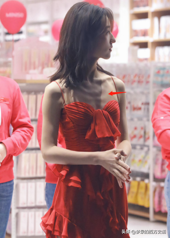 上半身貌美如花，下半身歪七八扭，这9位女星镜头前后反差好大