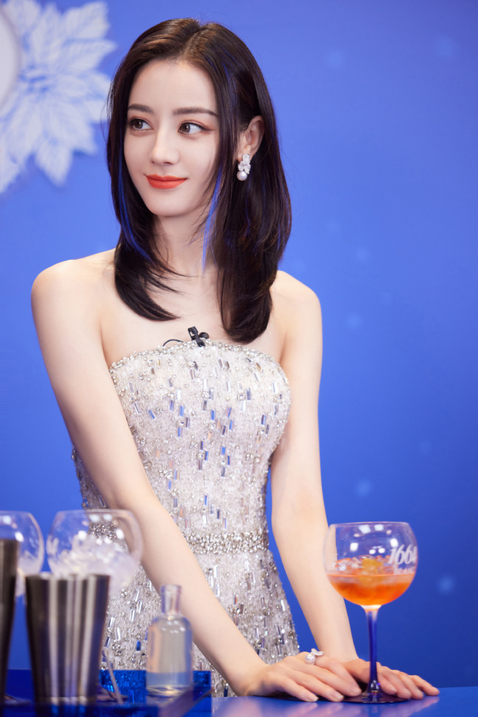 迪丽热巴大方晒工作照,穿高开叉抹胸亮片裙,丝毫不逊色一线名模