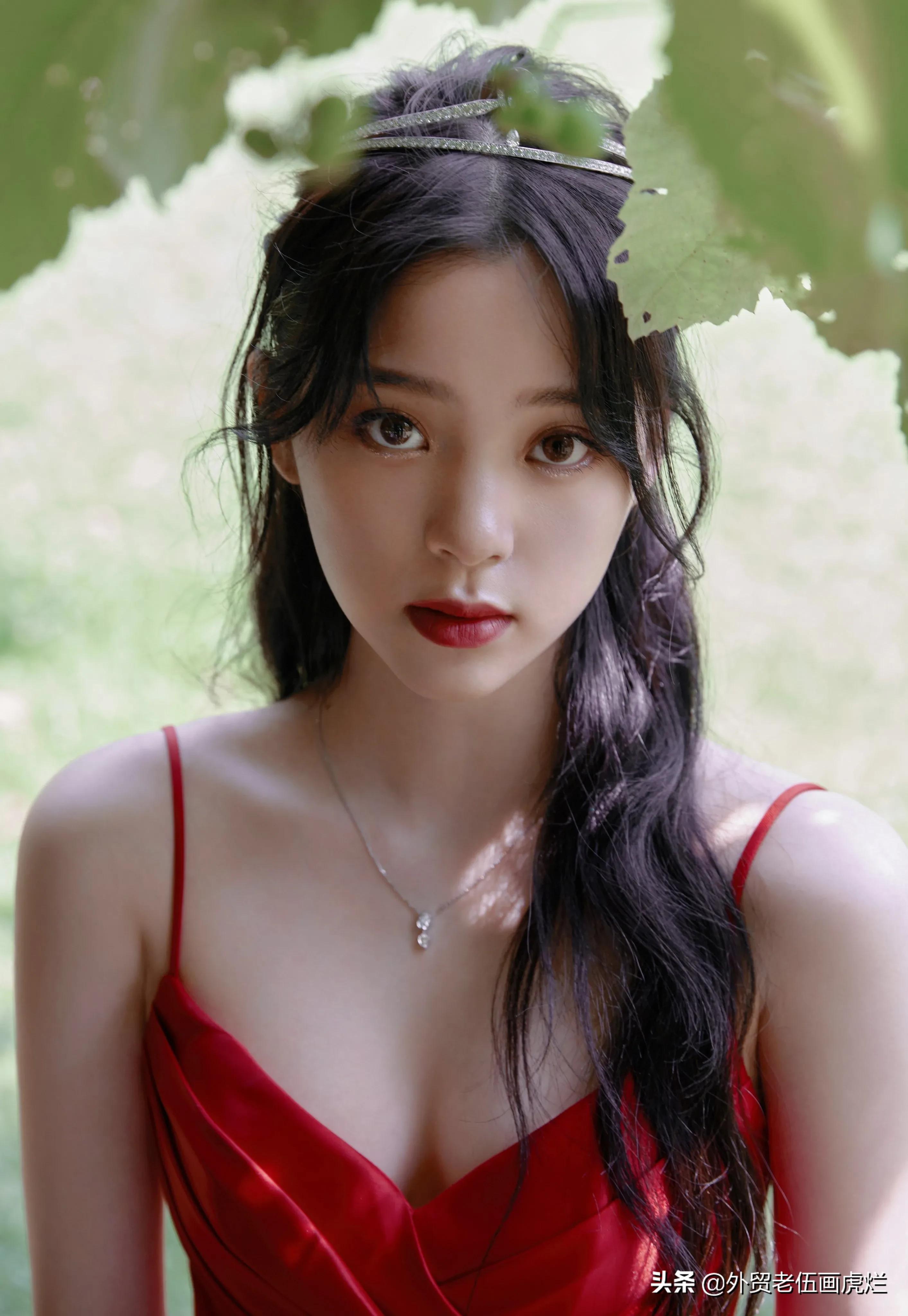 欧阳娜娜，四小花旦，虽然没有什么代表作，但音乐素养不错