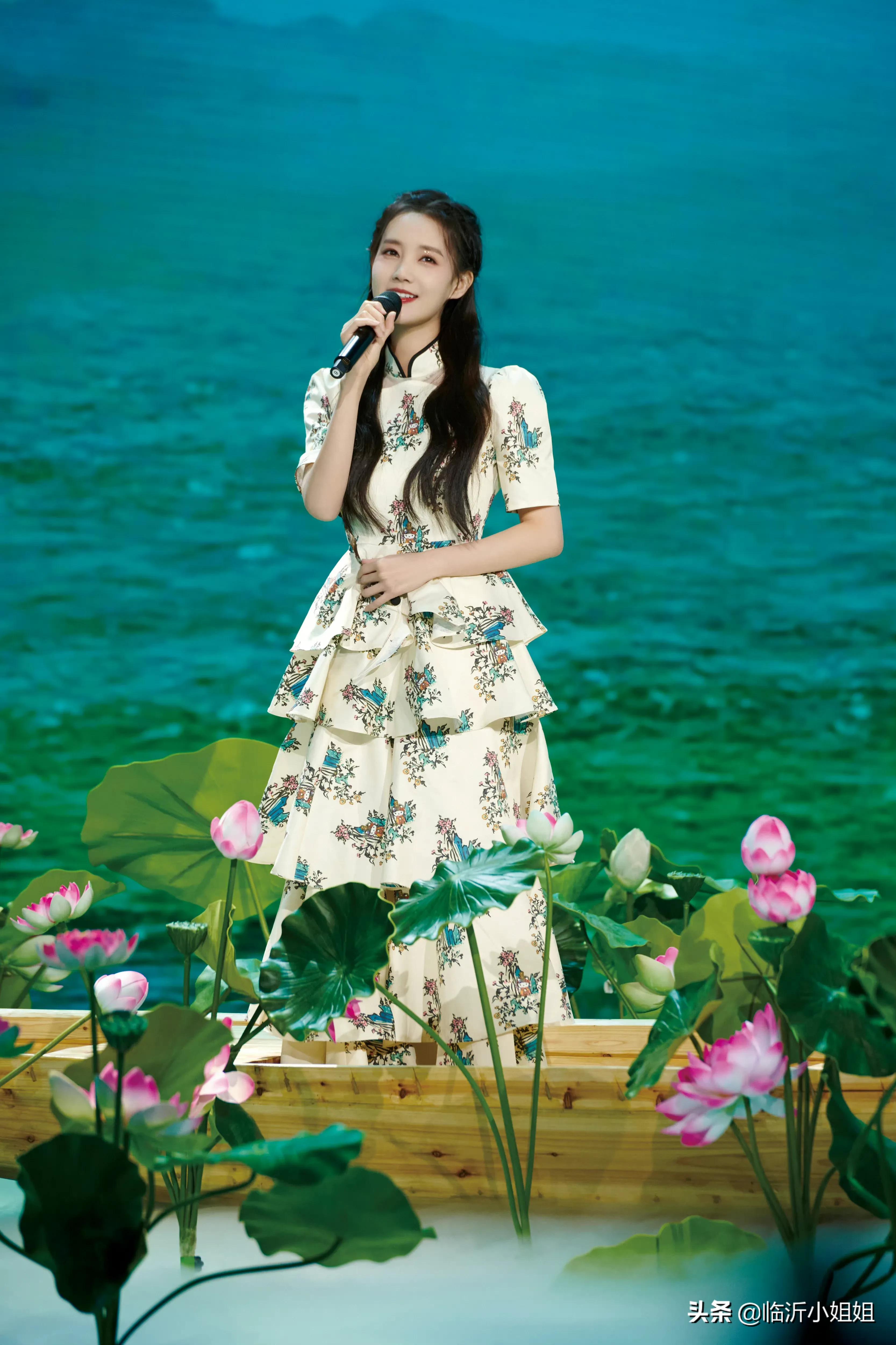 李一桐，出水芙蓉般的美貌少女，柔情似水的气息，美爆啦