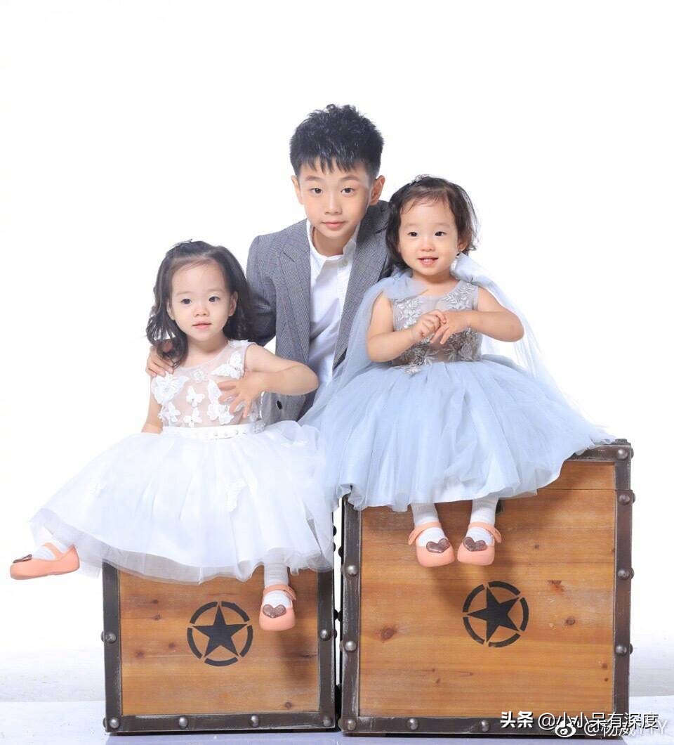 杨威晒照片，哇，小萌娃长成帅哥了！杨阳洋对双胞胎妹妹，特别好