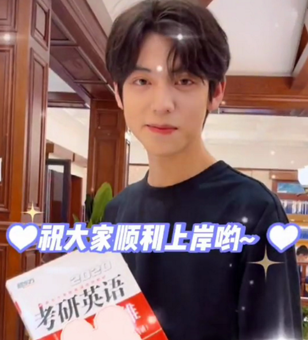 没想到该男生竟是武汉大学的校草,被华科大借来拍摄宣传片的,原来校草