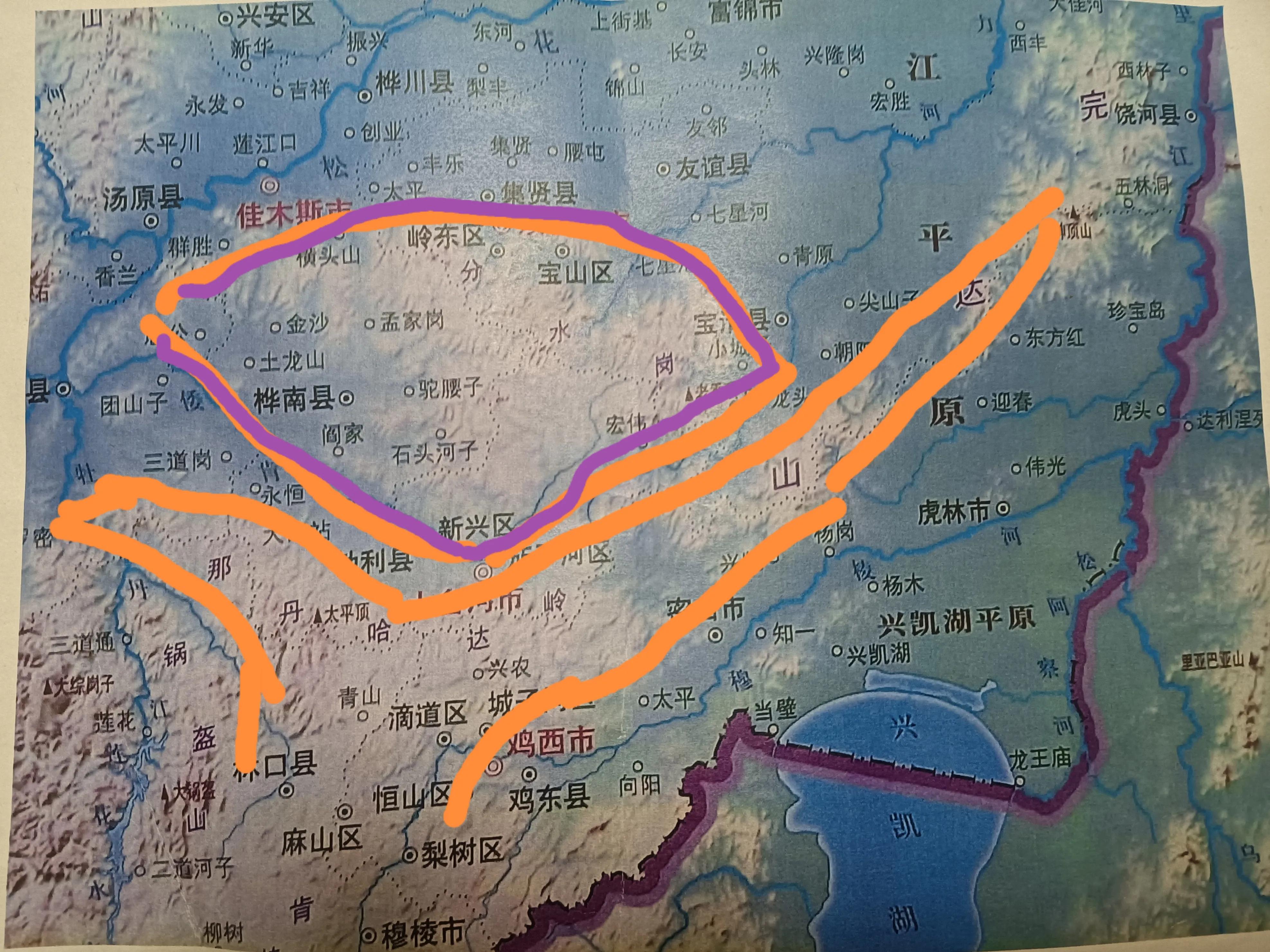 完达山脉从猎人岭的最东北端开始,延绵向西南几百公里,著名山川河流