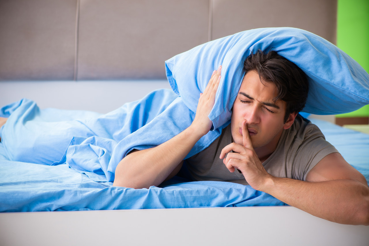 睡眠不足，过度疲劳损伤大脑，身体发出这5个症状，抓紧时间睡觉